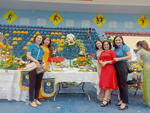 Trường Tiểu học TT Trâu Quỳ tham gia hội thi cắm tỉa hoa nghệ thuật